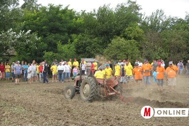 A gunarasi szántóverseny tömeges rendezvénnyé nőtte ki magát (Lakatos János felvétele)