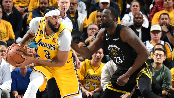 Draymond Green várja Anthony Davis következő megmozdulását (Fotó: Getty Images)