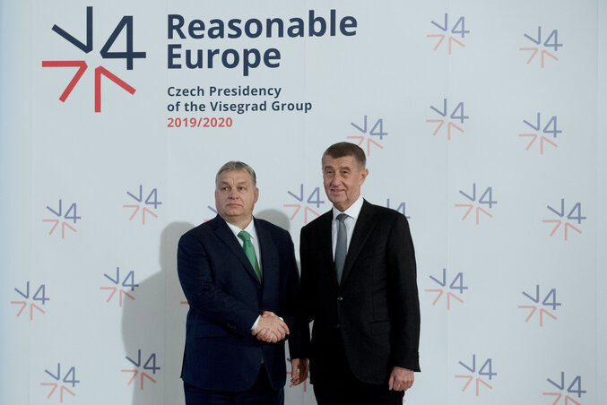 Andrej Babis cseh kormányfő (j) fogadja Orbán Viktor magyar miniszterelnököt a visegrádi országok (V4) kormányfői csúcstalálkozója előtt (Fotó: MTI/Koszticsák Szilárd)