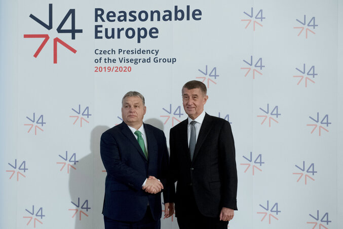 Andrej Babis cseh kormányfő (j) fogadja Orbán Viktor magyar miniszterelnököt a visegrádi országok (V4) kormányfői csúcstalálkozója előtt (Fotó: MTI/Koszticsák Szilárd) Andrej Babis cseh kormányfő (j) fogadja Orbán Viktor magyar miniszterelnököt a visegrádi országok (V4) kormányfői csúcstalálkozója előtt (Fotó: MTI/Koszticsák Szilárd)