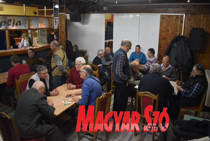 Szerdán is sokan kártyáztak a helyi közösség épületében (Fotó: Patyi Szilárd)