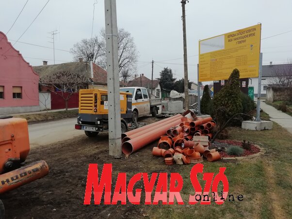A talajvíz a csövek lefektetésénél is gondot okoz (Fotó: Tóth D. Lívia) A talajvíz a csövek lefektetésénél is gondot okoz (Fotó: Tóth D. Lívia)