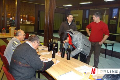 Györe Adrián kavillói borásztól veszik át a bormintákat (Góbor Béla felvétele)