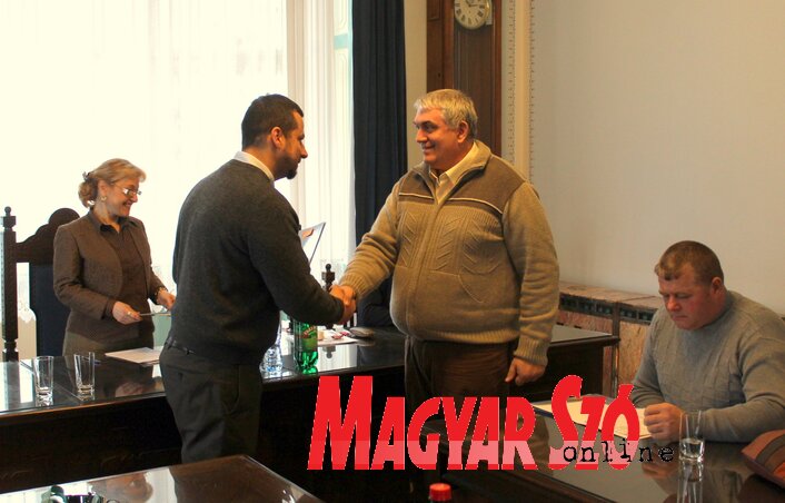 Dragoljub Matić átveszi a szerződést Újhelyi Ákostól, a Szabadkai Városi Tanács gazdasági ügyekkel megbízott tagjától (Fotó: Benedek Miklós)