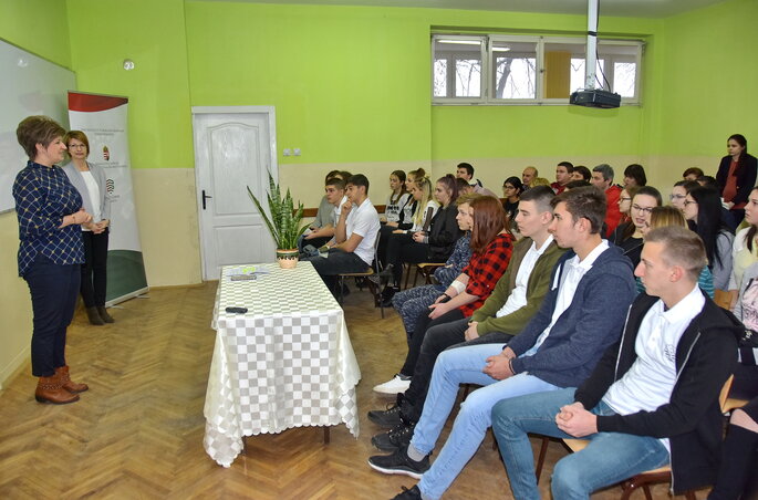A vetélkedő megnyitóján Jerasz Anikó kívánt sikeres szereplést a diákoknak A vetélkedő megnyitóján Jerasz Anikó kívánt sikeres szereplést a diákoknak