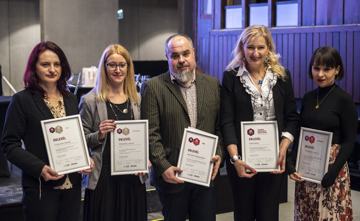 A díjazottak: B. Vida Júlia, Péter Beáta, Zirig Árpád, Benkő Andrea és Zubor Rozália (Fotó: MTI) A díjazottak: B. Vida Júlia, Péter Beáta, Zirig Árpád, Benkő Andrea és Zubor Rozália (Fotó: MTI)