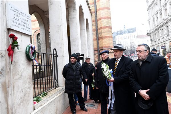 Mester Tamás koszorút helyez el a zsinagóga falánál állított emléktáblához ( Fotó: Illyés Tibor/MTI)