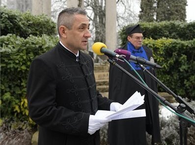 Potápi Árpád János beszédet mond Kölcsey Ferenc síremlékénél (Fotó: MTI)