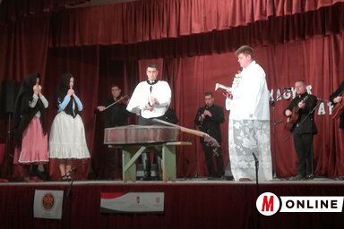 Nagy derültség közepette bőgőt is temettek a színpadon (Fehér Rózsa felvétele)