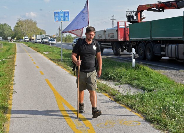 Tóth Péter Lóránt versvándor 2019. augusztus 31-e és szeptember 24-e között végigjárta az erőltetett menet útját