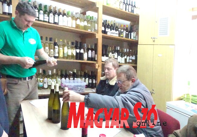 Munkában a borbírák (Góbor Béla felvétele) Munkában a borbírák (Góbor Béla felvétele)