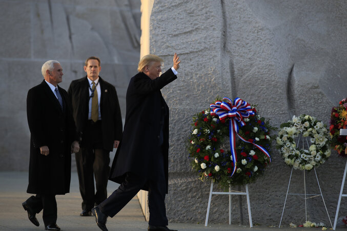 Donald Trump amerikai elnök előre be nem jelentett tisztelgő látogatást tett a polgárjogi harcos washingtoni emlékművénél, és Mike Pence alelnökkel együtt koszorút helyezett el az alkotás talapzatánál (Fotó: Beta/AP)