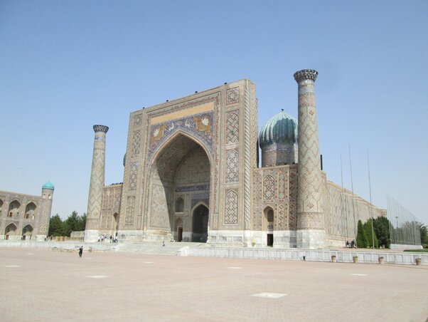 Samarkand főtere a Regisztán (Czékus Borisz felvétele)