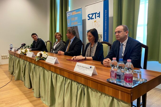 Az illetékesek Szegeden írták alá az együttműködési megegyezést (Fotó: Vojvodina.gov.rs)