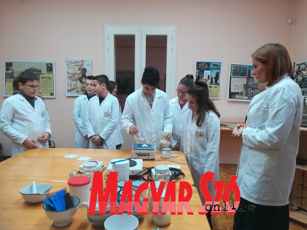 Ajakbalzsamot készítettek a diákok a Than Emlékházban (Fehér Rózsa felvétele)