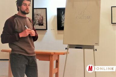 Domány Szilveszter a Zentai Alkotóházban megtartott előadása közben (Horváth Zsolt felvétele)