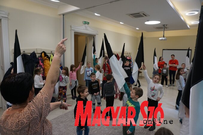 A gyerekek a zászlóforgatást gyakorolták Szabó Gabriellával (Lukács Melinda felvétele) A gyerekek a zászlóforgatást gyakorolták Szabó Gabriellával (Lukács Melinda felvétele)