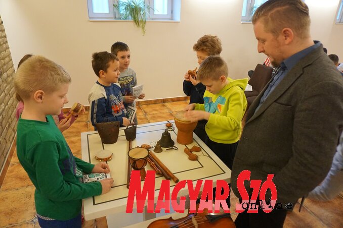 Hangszerbemutatón a gyermekek (Lukács Melinda felvétele) Hangszerbemutatón a gyermekek (Lukács Melinda felvétele)