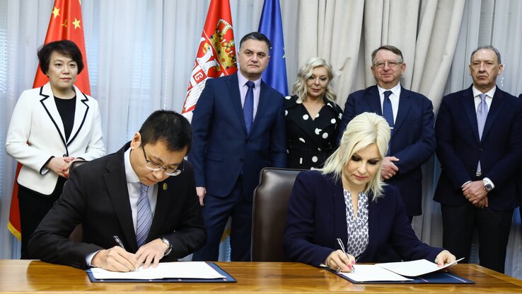 Csencsao Zsang és Zorana Mihajlović írta alá a szerződést (Fotó: Beta)