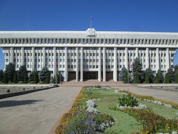 A kirgiz parlament épületét is Fehér Háznak hívják (Czékus Borisz felvétele)