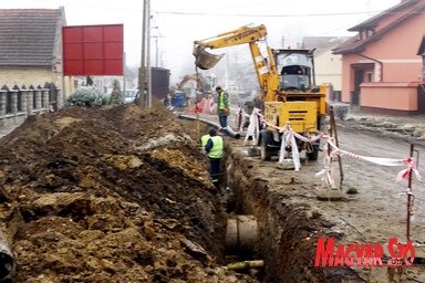 A közművállalat vízvezeték-karbantartó szolgálata a múlt héten megkezdte a Rákóczi Ferenc utcában, a Marko Orešković utcától a Perczel Mór utcáig, az elavult azbesztcsövek cseréjét. A munkálatok alatt a környéken szünetel a vízellátás (Góbor Béla felvétele)