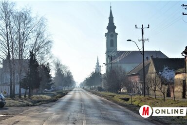A bácsfeketehegyi helyi közösség csatlakozott és támogatja a kishegyesi Szó-Beszéd lap aláírásgyűjtését, amellyel a Szeged–Bácsfeketehegy autóbuszjárat visszaállítását követelik (Lakatos János felvétele)