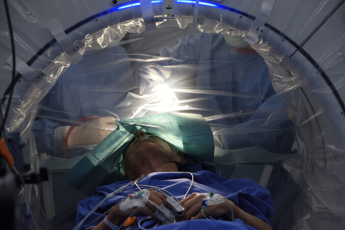 A négyórás műtét alatt ébren volt a beteg (Fotó: MTI)