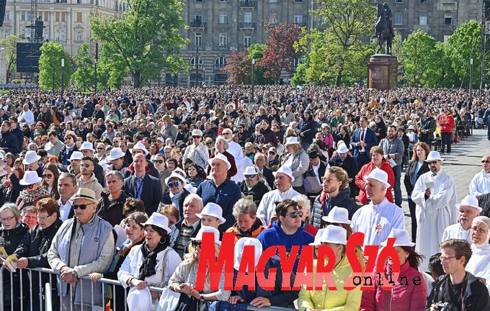 A hírek szerint több mint harmincezren voltak a Kossuth-téren (Ótos András felvétele)