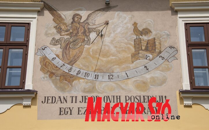 A napóra 1852 óta mutatja az időt a piacon (Fekete J. József felvétele)