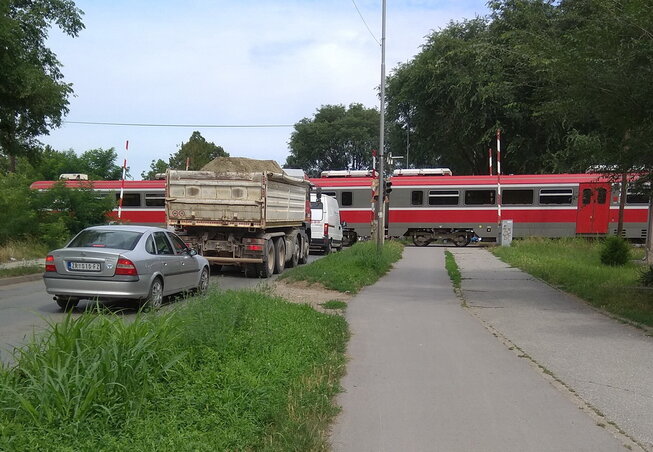 A vasúti váltókat ma is kézzel kezelik, akárcsak a sorompókat (Fotó: Kecskés István) A vasúti váltókat ma is kézzel kezelik, akárcsak a sorompókat (Fotó: Kecskés István)