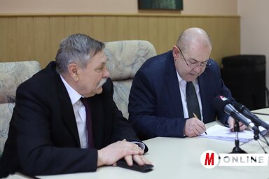 Pásztor István aláírja a petíciót (Lakatos János felvétele)