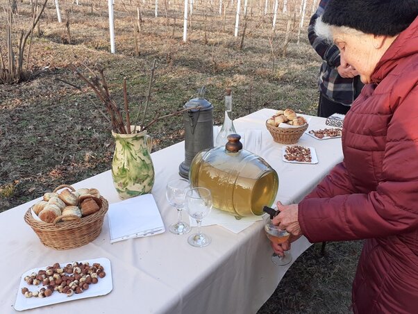 Molnár Gyöngyi az ünnepség végén az újborból töltött a vendégeknek (Kazinczy Paszterkó Diana felvétele)