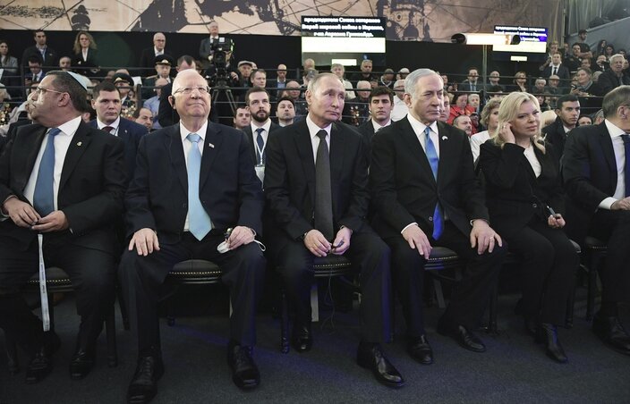 A tegnapi jeruzsálemi megemlékezésen Vlagyimir Putyin a legelőkelőbb vendégek között volt. Az orosz elnök a felvételen Moshe Lion jeruzsálemi polgármester, valamint Benjámin Netanjahu kormányfő és felesége, Sara között (Fotó: AP via Beta)