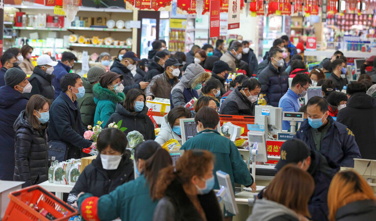 A kínaiak igyekeznek bevásárolni, mert a közlekedés korlátozása miatt az ellátás is akadozhat (Fotó: Beta/AP)