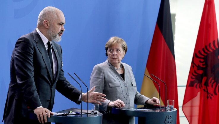 Edi Rama albán kormányfő és Angela Merkel német kancellár (Fotó: Beta/AP)