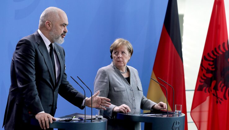 Edi Rama albán kormányfő és Angela Merkel német kancellár (Fotó: Beta/AP) Edi Rama albán kormányfő és Angela Merkel német kancellár (Fotó: Beta/AP)