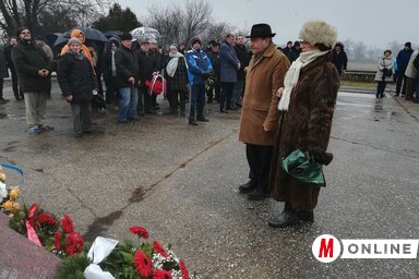 Koszorúzás a Tisza-parti emlékhelyen (Fehér Rózsa felvétele)