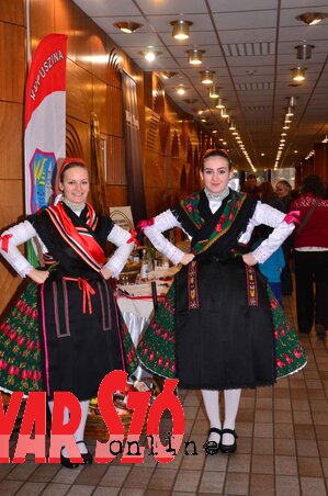 Kupuszinai lányok édasanyáik féltve őrzött viseletében (Dávid Csilla felvétele) Kupuszinai lányok édasanyáik féltve őrzött viseletében (Dávid Csilla felvétele)