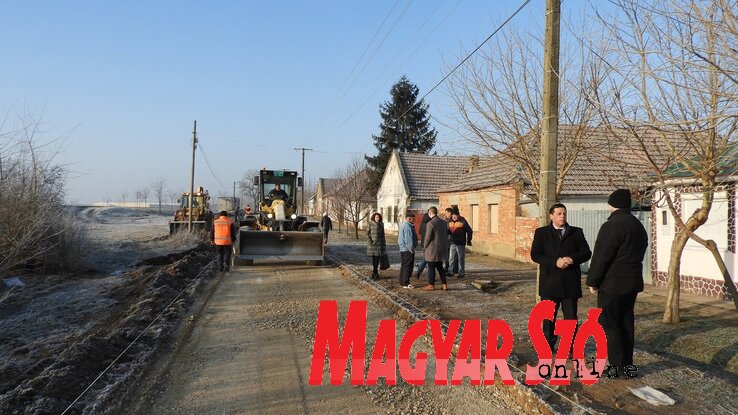 Saša Maksimović polgármester a beodrai Törökbecsei úton tett látogatást (Fehér Rózsa felvétele)