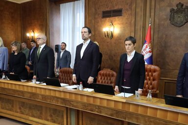 Egyperces néma csenddel kezdődött a csütörtöki kormányülés. Fotó: Beta