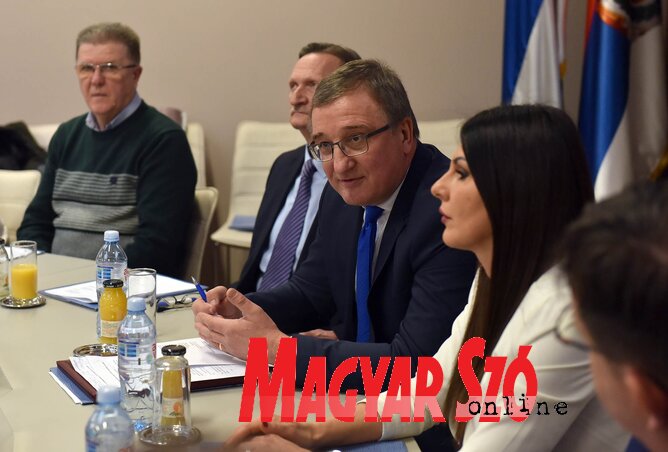 Nyilas Mihály beszél, mellette balról Klemm József, jobbról Brankica Tabak (Ótos András felvétele) Nyilas Mihály beszél, mellette balról Klemm József, jobbról Brankica Tabak (Ótos András felvétele)