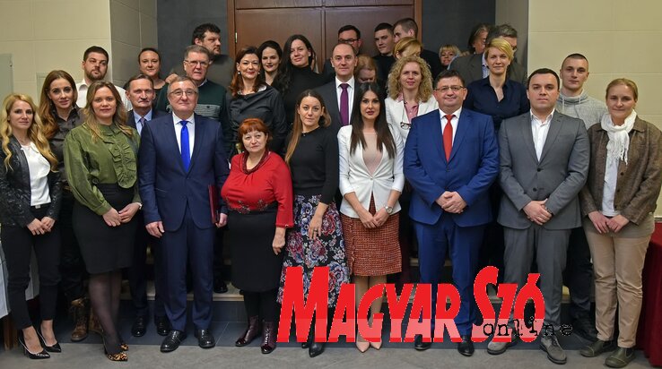 A támogatók Nyilas Mihály oktatási titkárral (az első sorban balról a harmadik) (Ótos András felvétele) A támogatók Nyilas Mihály oktatási titkárral (az első sorban balról a harmadik) (Ótos András felvétele)