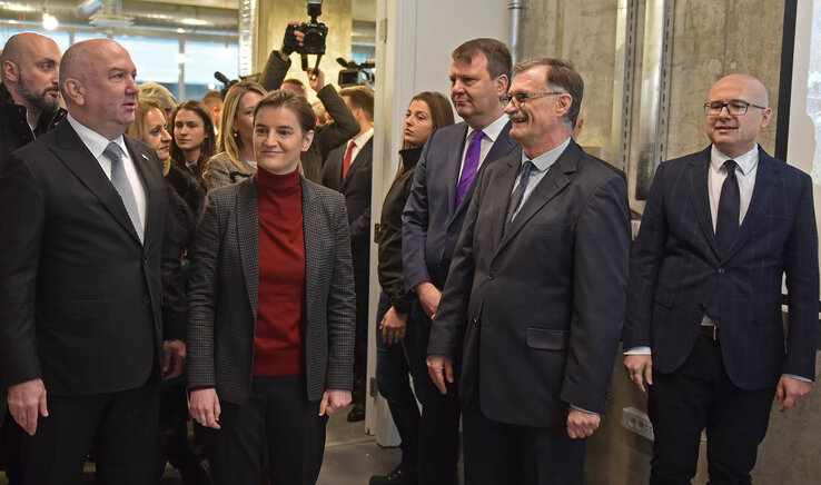 A politikusok körbejárták a technológiai park üzembe helyezett részlegét (Ótos András felvétele) A politikusok körbejárták a technológiai park üzembe helyezett részlegét (Ótos András felvétele)