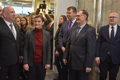 A politikusok körbejárták a technológiai park üzembe helyezett részlegét (Ótos András felvétele)