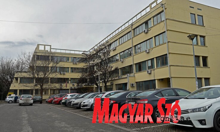 Az város egyik nagyobb és forgalmasabb egészségházát a felújítási munkálatok miatt ideiglenesen kiköltöztetik (Ótos András felvétele)