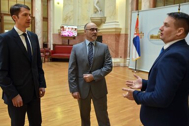Egyeztetés a felszólalás előtt: Pásztor Bálint, Pék Zoltán és Fremond Árpád (Ótos András felvétele)