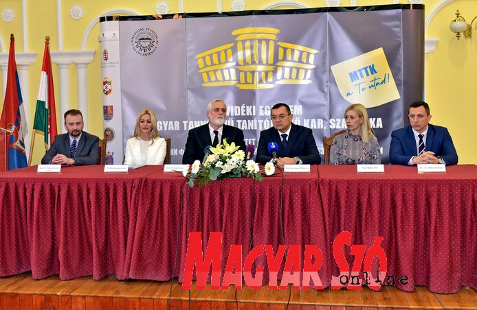 Dr. Námesztovszki Zsolt, Katarina Kovačević, dr. Ivanović Josip, dr. Zoran Milošević, Nela Milišić és dr. Halasi Szabolcs a sajtótájékoztatón Dr. Námesztovszki Zsolt, Katarina Kovačević, dr. Ivanović Josip, dr. Zoran Milošević, Nela Milišić és dr. Halasi Szabolcs a sajtótájékoztatón