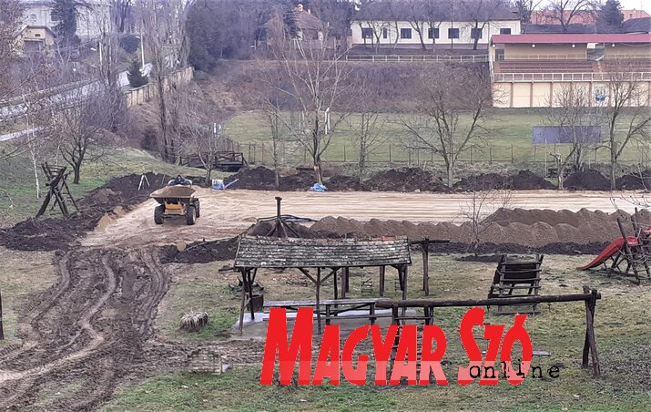 Folyik az építkezés Pacsér központjában (Kazinczy Paszterkó Diana felvétele)