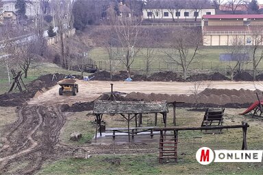 Folyik az építkezés Pacsér központjában (Kazinczy Paszterkó Diana felvétele)