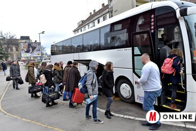 Szabadkán is felszálltak a diákok az autóbuszra (Gergely Árpád felvétele)